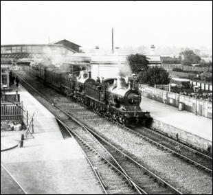 image of Bridgwater Railway station and train